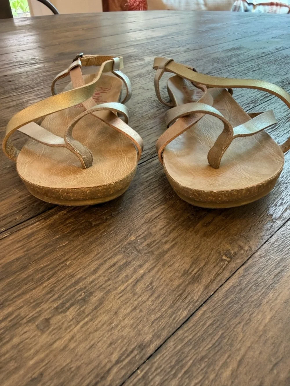 Blowfish‎ Malibu Kids Size 2.5 Gold Metallic Strappy Thong Sandals Boho Summer